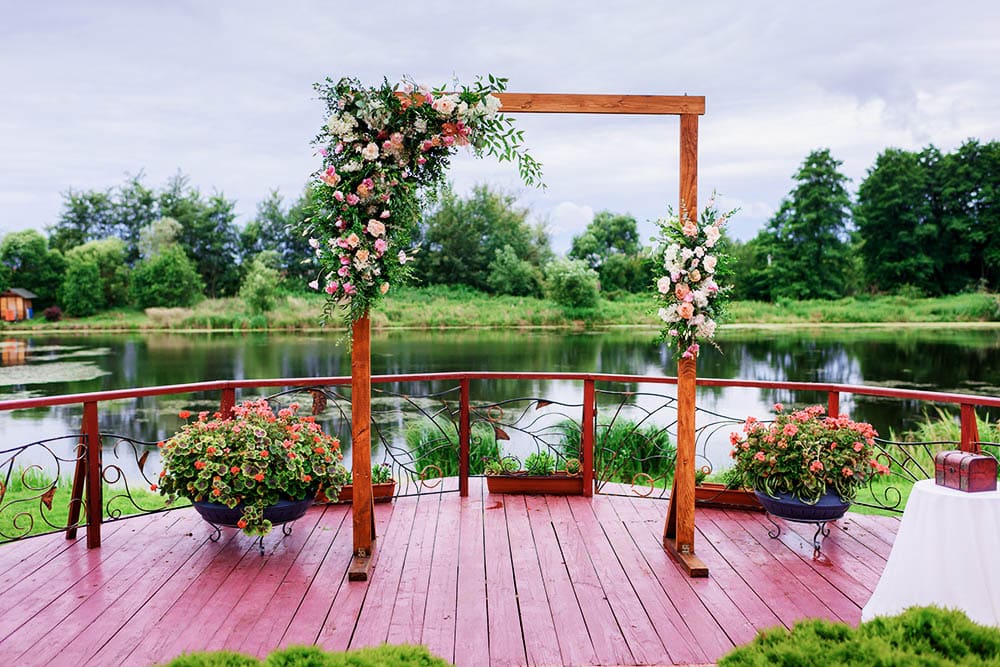 Eleva el romance en tu boda con hermosos arreglos florales